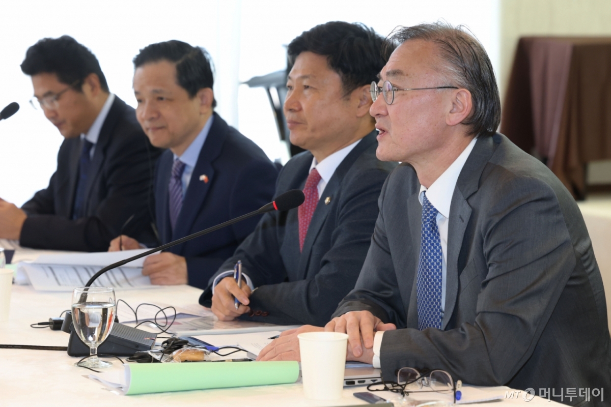 (서울=뉴스1) 이광호 기자 = 황재호 글로벌전략협력연구원장이 11일 오전 서울 중구 프레지던트호텔에서 '한중 전략적 협력동반자관계의 신 도약'을 주제로 열린 글로벌전략협력연구원 한중 싱크탱크 대화에 참석해 개회사를 하고 있다.   2025.11.11/뉴스1  Copyright © 뉴스1. All rights reserved. 무단 전재 및 재배포,  AI학습 이용 금지. 