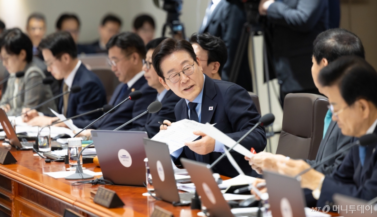 (서울=뉴스1) 허경 기자 = 이재명 대통령이 11일 서울 용산 대통령실 청사에서 열린 국무회의에서 발언하고 있다. (대통령실 제공. 재판매 및 DB 금지) 2025.11.11/뉴스1 Copyright © 뉴스1. All rights reserved. 무단 전재 및 재배포, AI학습 이용 금지. /사진=(서울=뉴스1) 허경 기자