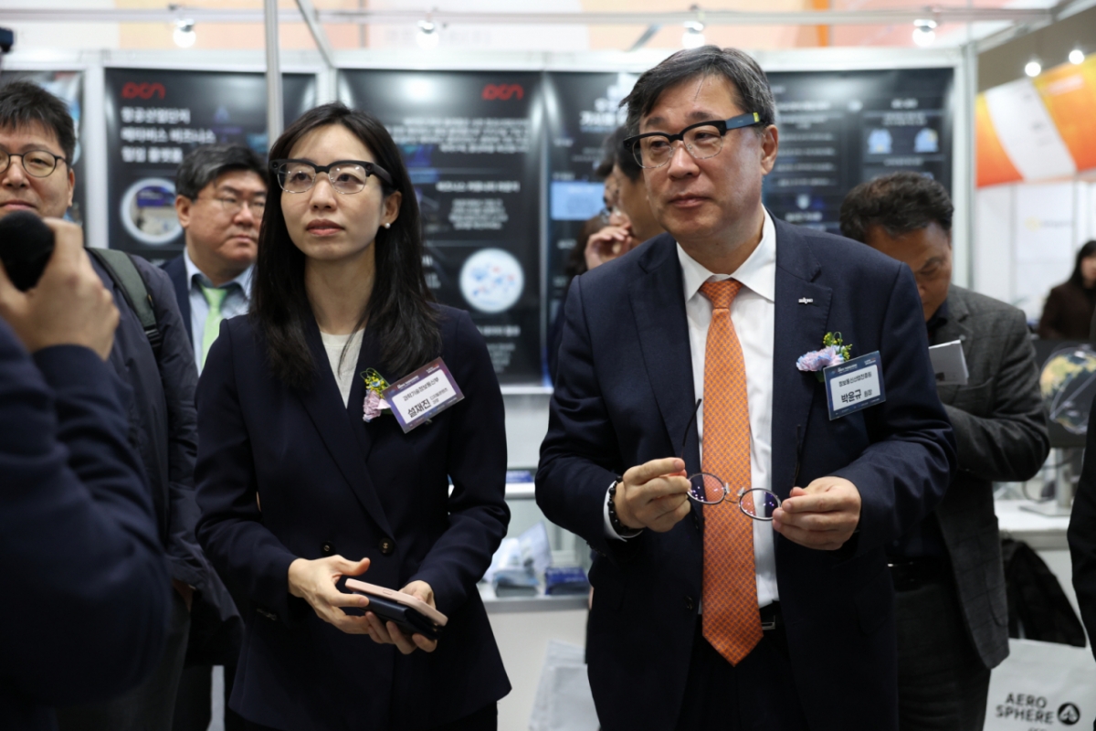 가상융합 산업대전. 가상융합 산업대전에서 설재진 과기정통부 과장(왼쪽)과 박윤규 정보통신산업진흥원(NIPA) 원장(오른쪽)이 XR 안경을 체험하고 있다.  /사진제공=한국메타버스산업협회