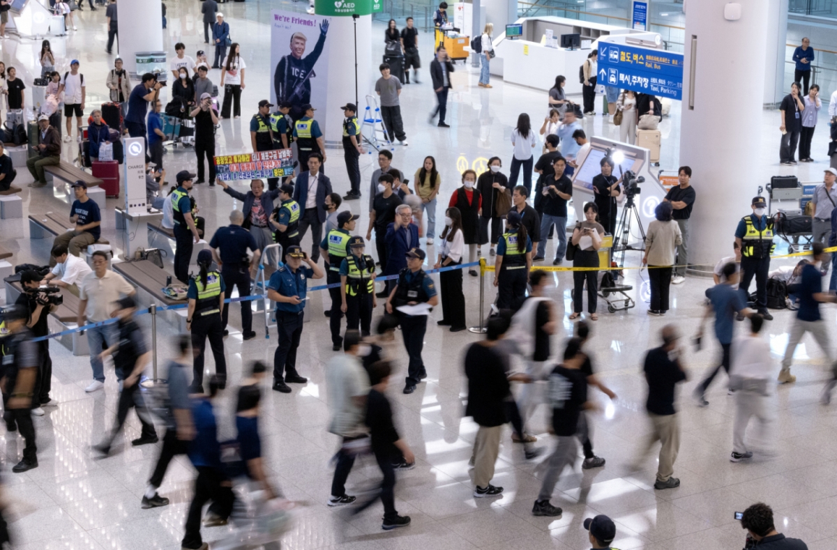 [인천공항=뉴시스] 황준선 기자 = 미국 조지아주 엘러벨의 현대자동차그룹-LG에너지솔루션 배터리 합작공장 건설현장에서 미국 이민 당국에 체포·구금됐다가 석방된 한국인 근로자들이 구금된지 8일만인 12일 오후 인천국제공항을 통해 귀국하고 있다. (공동취재) 2025.09.12. photo@newsis.com 