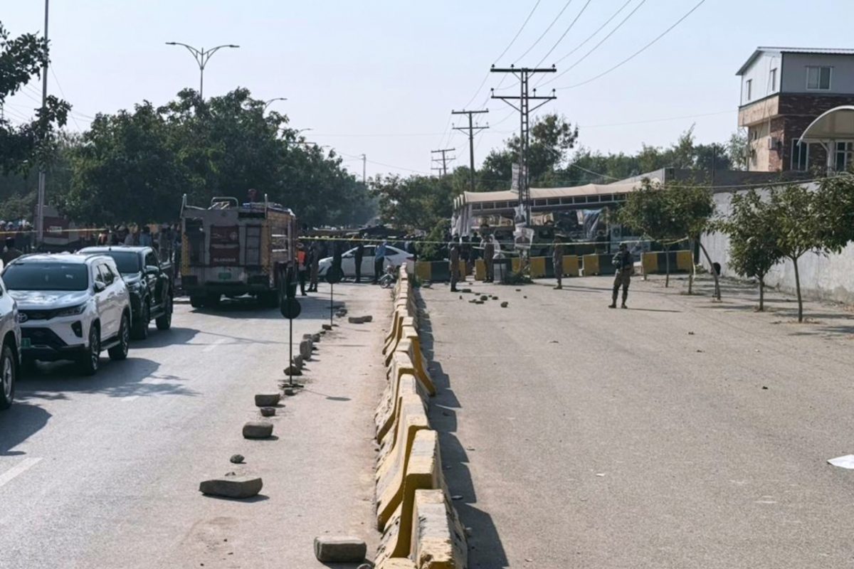 11일(현지시간) 파키스탄 수도 이슬라마바드의 한 법원 앞에서 자폭 테러가 발생해 최소 12명이 사망했다. /AP=뉴시스