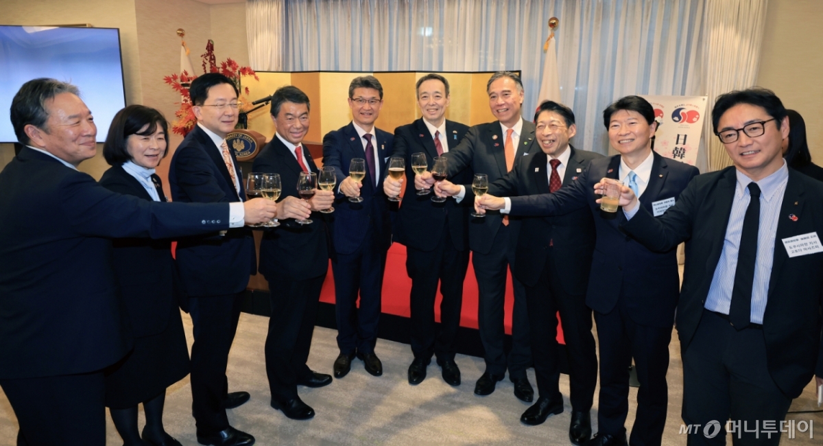 미즈시마 고이치 주한일본대사와 일본의 현 지사와 부지사들이 11일 서울 성북구 주한일본대사관 관저에서 열린 ‘한일 국교정상화 60주년 기념 전국지사회·일본 소도시 PR 리셉션’에서 건배하고 있다. / 사진=뉴스1