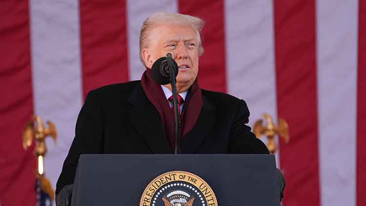 도널드 트럼프 미국 대통령이 11일(현지시간) 워싱턴DC 인근 알링턴국립묘지에서 열린 재향군인의 날 기념행사에서 연설하고 있다. /AP=뉴시스