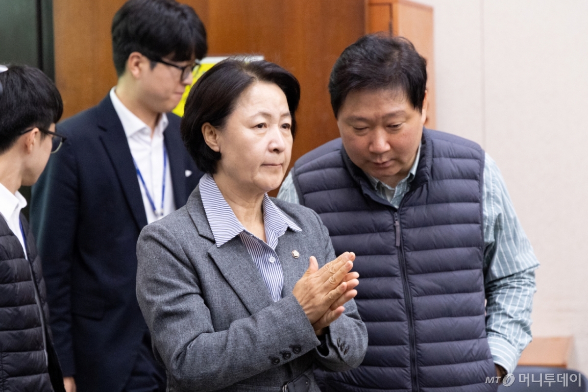 (서울=뉴스1) 이승배 기자 = 11일 서울 여의도 국회에서 열린 제429회국회(정기회) 법제사법위원회 제13차 전체회의에서 추미애 위원장이 자리로 향하고 있다. 2025.11.11/뉴스1  Copyright © 뉴스1. All rights reserved. 무단 전재 및 재배포,  AI학습 이용 금지. /사진=(서울=뉴스1) 이승배 기자