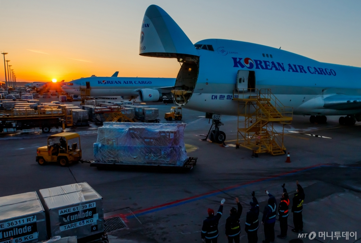 인천국제공항 대한항공 화물터미널에서 수출입 화물 선적과 하선을 위해 대기 중인 화물기. 기사내용과 무관./사진=이기범 기자. /사진=인천=이기범 기자 leekb@