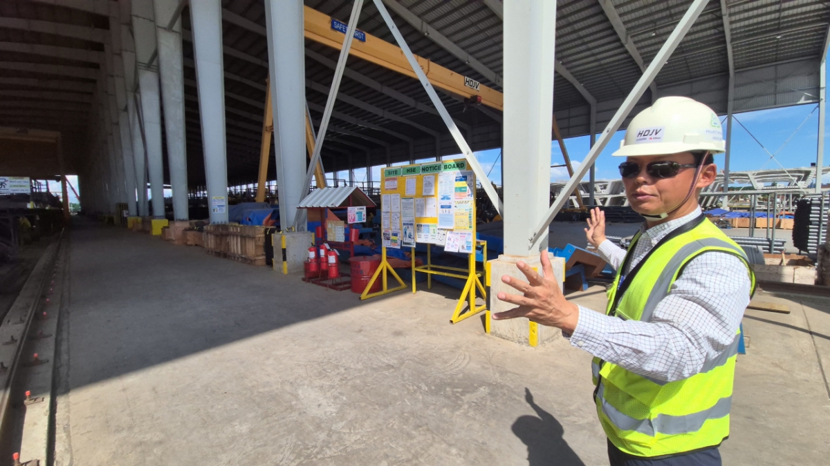 필리핀 마닐라 남부철도 건설현장(세그먼트 제작장)에서 설명중인 이인복 현대건설 팀장/사진=김평화 기자