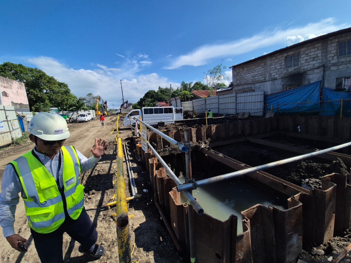 필리핀 마닐라 남부철도 건설현장(파일 시공)에서 설명중인 이인복 현대건설 팀장/사진=김평화 기자