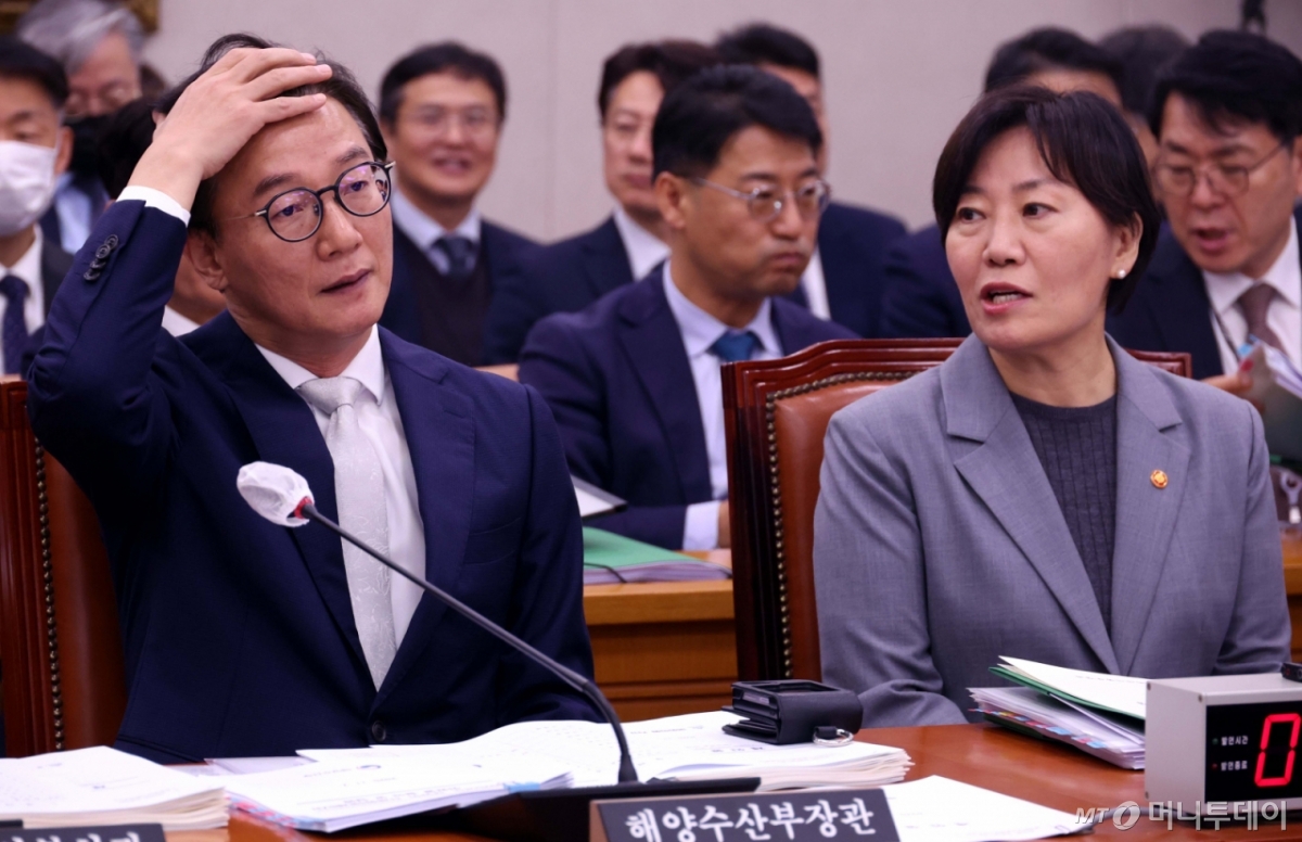 전재수 해양수산부 장관과 송미령 농림축산식품부 장관이 7일 오전 서울 여의도 국회에서 열린 농림축산식품해양수산위원회 전체회의에 출석해 있다./사진=뉴시스