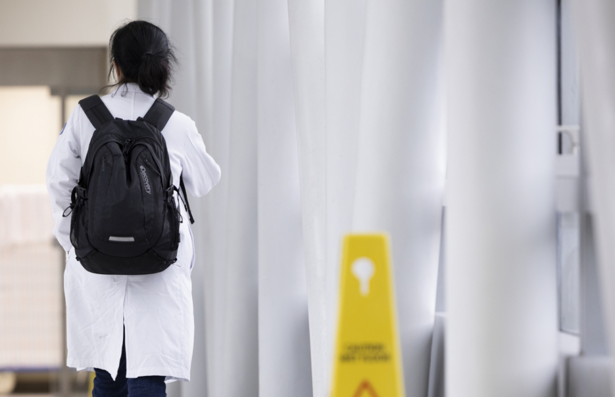  의과대학 증원 정책에 반발해 집단 사직했던 전공의들이 수련병원에 복귀한 지난 9월1일 서울 시내의 한 대학병원에서 의료진들이 이동하고 있다. /사진=뉴시스