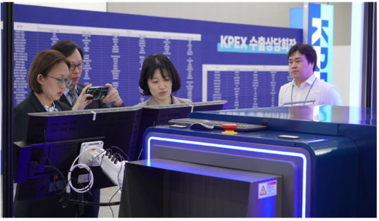 지난달 22일 인천 송도에서 열린 '2025 국제치안산업대전'(KOREA POLICE WORLD EXPO 2025)에 전시된 에이리스의 보안 X-ray 검색기를 참가자들이 둘러보고 있다./사진제공=에이리스