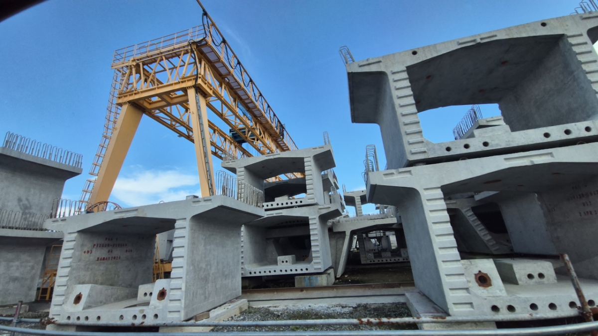 현대건설이 시공중인 필리핀 남부철도 공사현장. 완성된 세그먼트가 야적된 모습/사진=김평화 기자