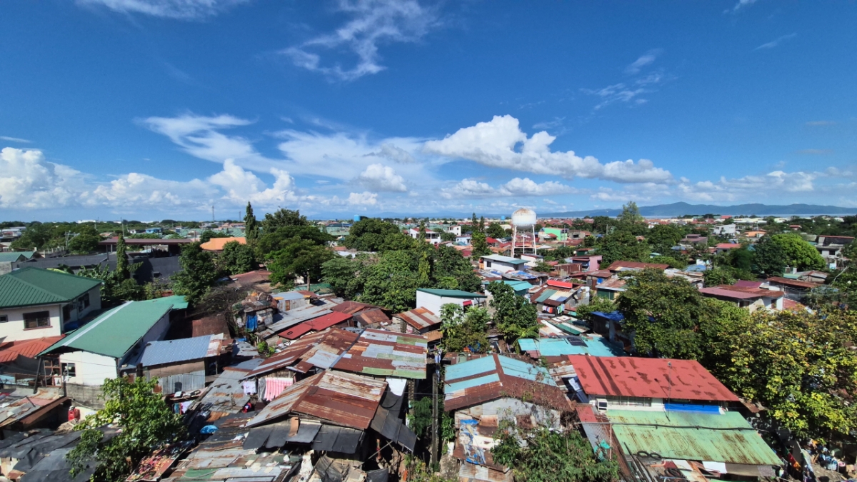 현대건설이 시공중인 필리핀 남부철도 공사현장. 교각 위에 시공된 세그먼트 위에서 내려다 본 산타로사 지역 모습/사진=김평화 기자