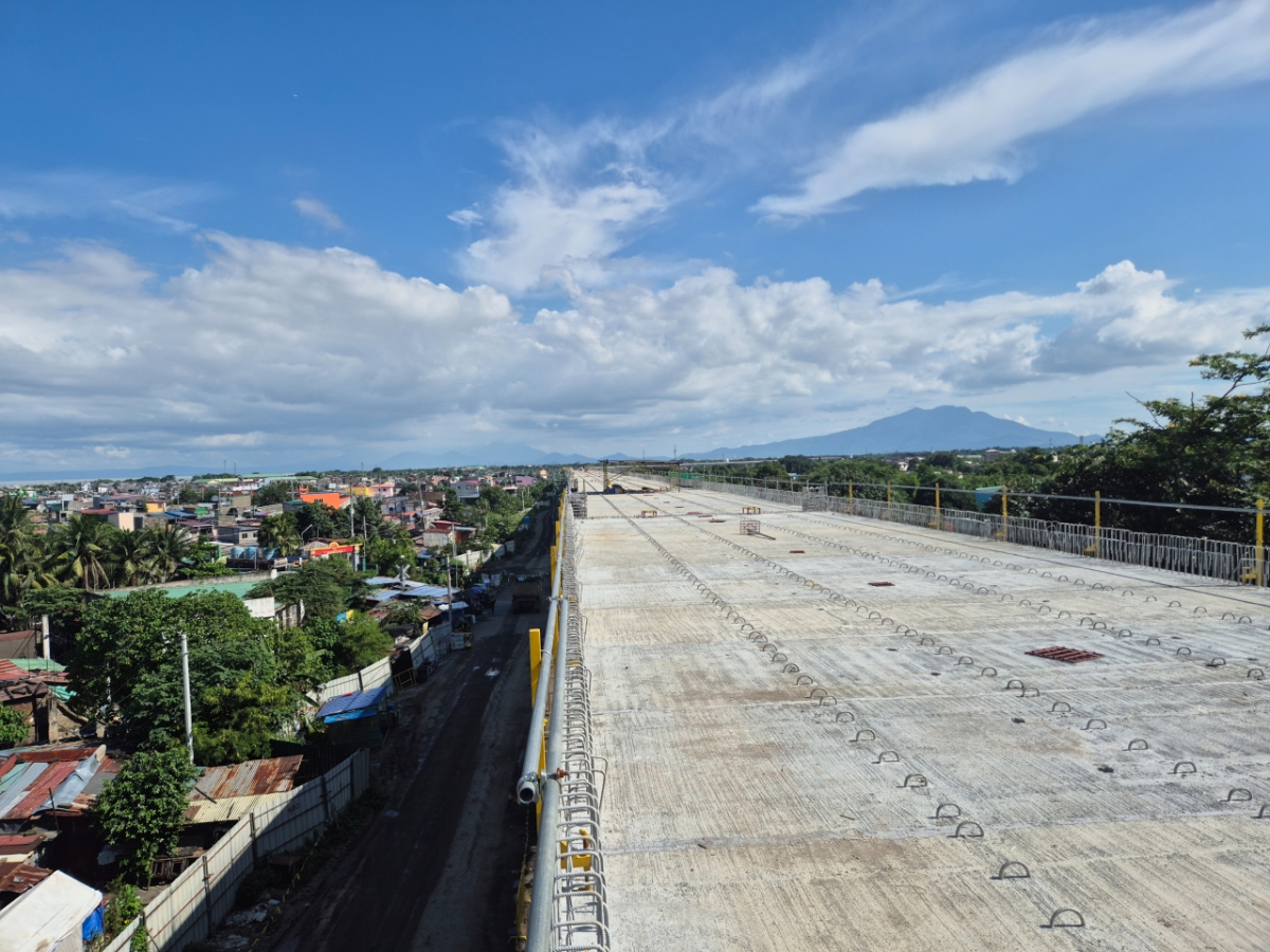  현대건설이 시공중인 필리핀 남부철도 공사현장. 교각 위에 시공된 세그먼트 위에서 내려다 본 산타로사 지역 모습/사진=김평화 기자
