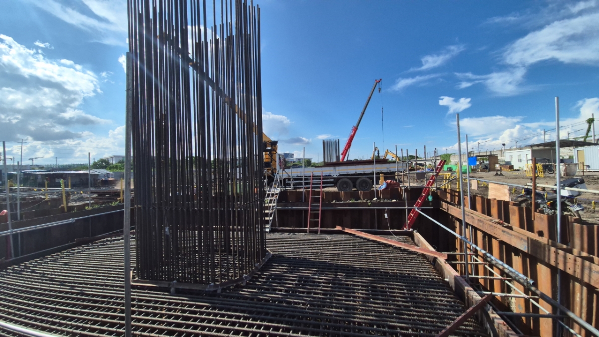 현대건설이 시공중인 필리핀 남부철도 공사현장. 파일(말뚝) 시공 모습/사진=김평화 기자