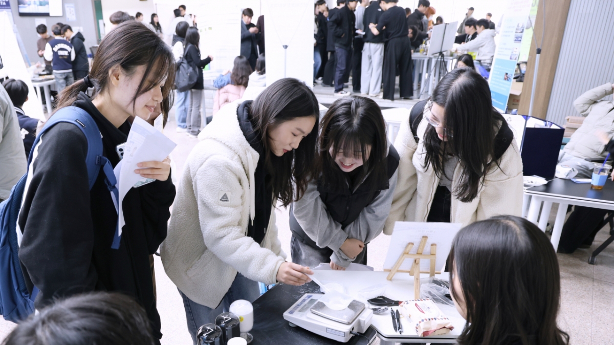 '대학원 오픈랩페스타'에 참여한 단국대 학부생들이 연구장비를 견학하고 있다./사진제공=단국대