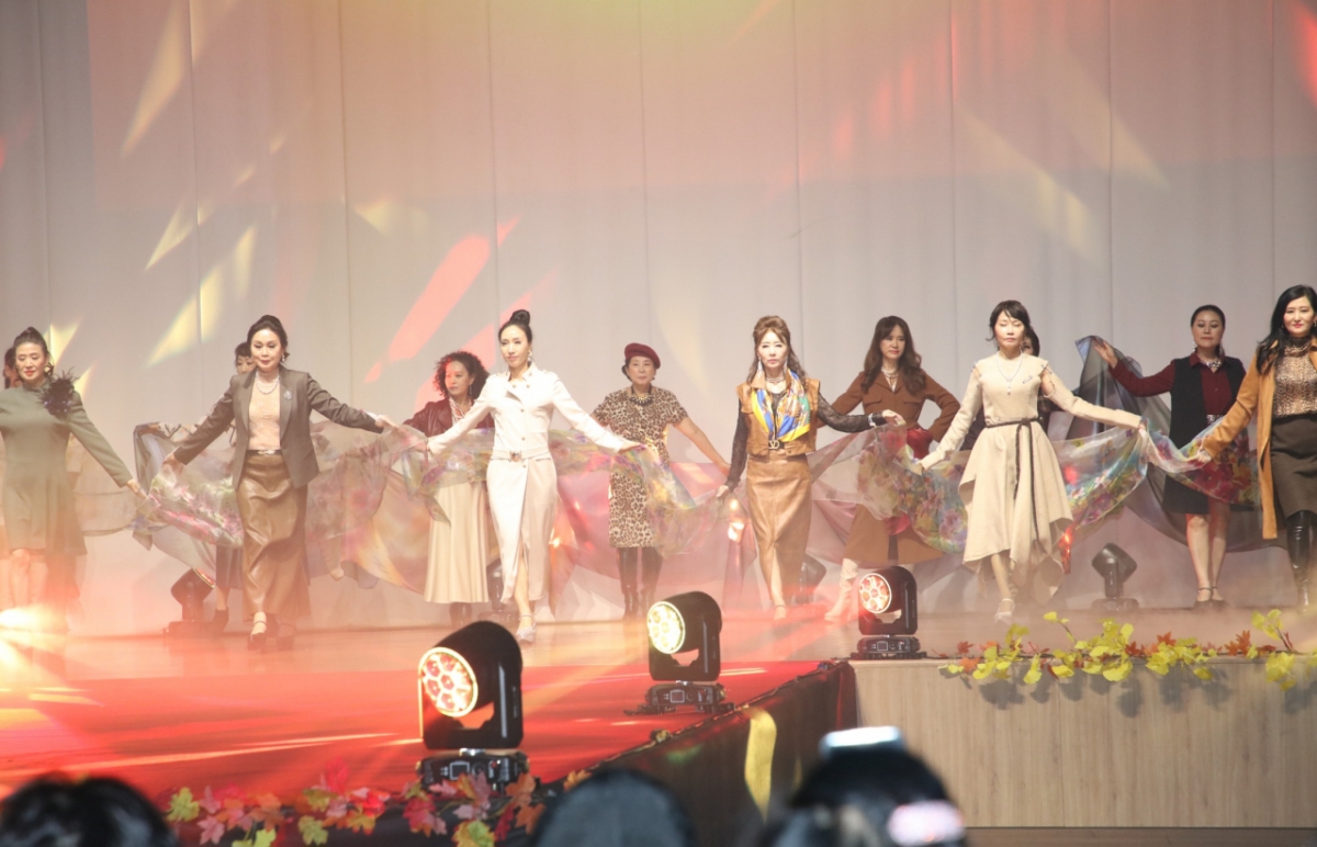 안양 시니어모델들이 지난 10일 롯데백화점 평촌점에서 열린 패션쇼에 참여했다. /사진제공=안양시