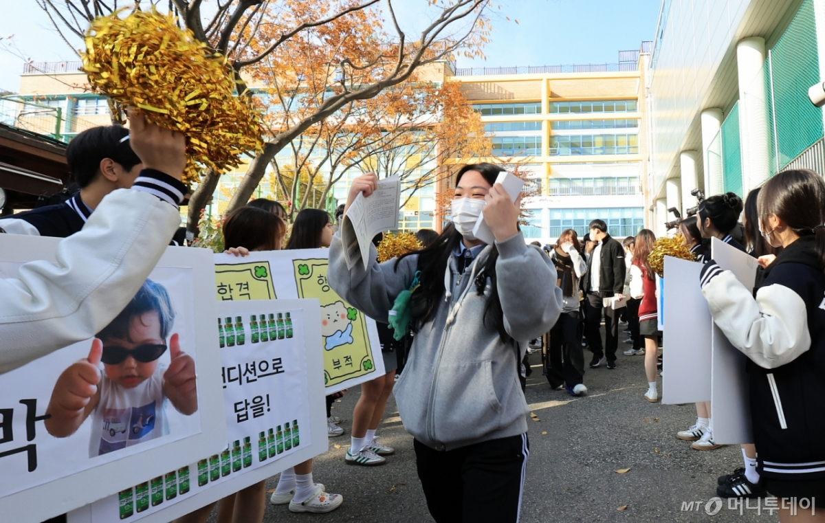 (서울=뉴스1) 이호윤 기자 = 2026학년도 대학수학능력시험을 하루 앞둔 12일 서울 은평구 은평고등학교에서 열린 2026학년도 대학수학능력시험 수험표 배부 및 장행식에서 고3 수험생들이 후배들의 응원을 받으며 하교하고 있다. 2025.11.12/뉴스1  Copyright © 뉴스1. All rights reserved. 무단 전재 및 재배포,  AI학습 이용 금지. /사진=(서울=뉴스1) 이호윤 기자