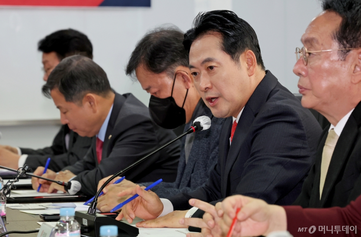 (서울=뉴스1) 장수영 기자 = 장동혁 국민의힘 대표가 12일 오후 서울 여의도 소상공인연합회에서 열린 국민의힘 당대표-소상공인연합회 간담회에서 인사말을 하고 있다. 2025.11.12/뉴스1 Copyright © 뉴스1. All rights reserved. 무단 전재 및 재배포, AI학습 이용 금지. /사진=(서울=뉴스1) 장수영 기자