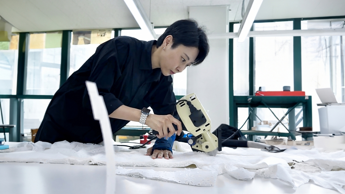 강 대표가 속옷 제작을 작업을 하고 있다는 모습/사진=권현수기자