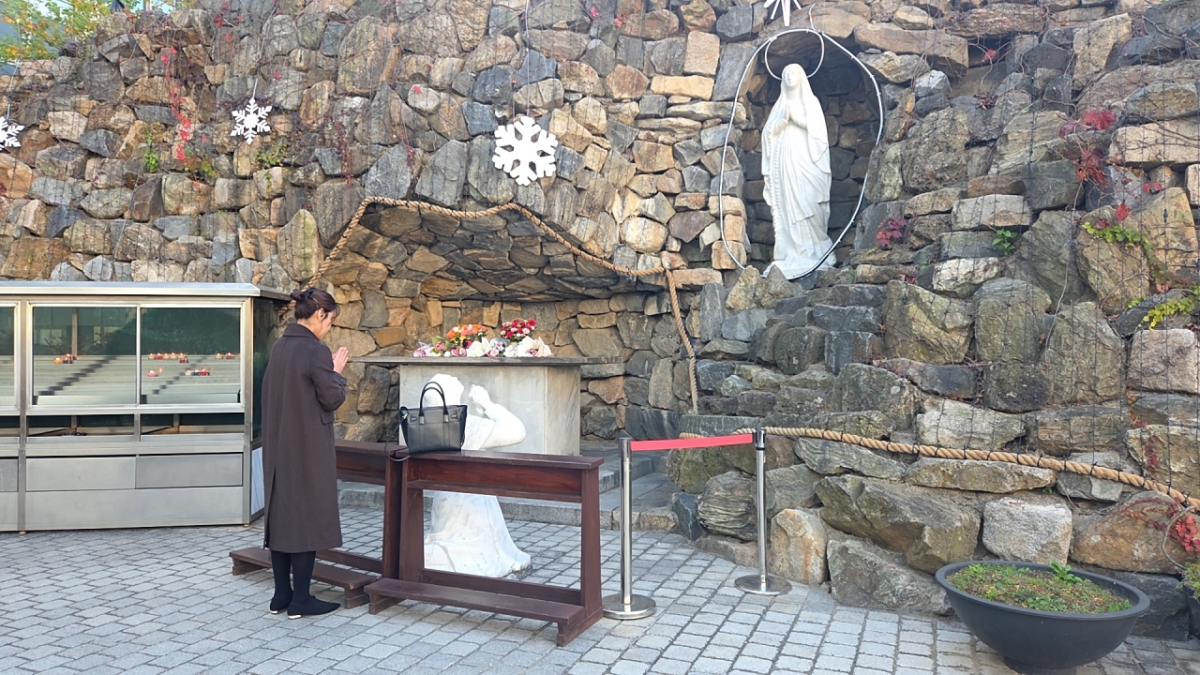 12일 오전 서울 종로구 명동성당에서 한 시민이 수능을 하루 앞두고 성모상에서 기도를 하는 모습./사진=김서현 기자.