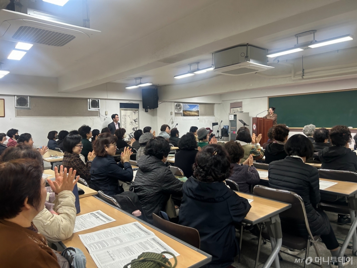 12일 오후 일성여고 수험생들 모습. 수능 하루 전인 예비소집일 수험표를 받기 위해 모였다. /사진=김지현 기자.
