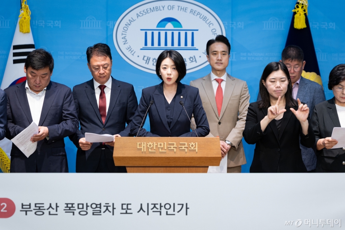 (서울=뉴스1) 유승관 기자 = 배현진 국민의힘 서울시당 위원장을 비롯한 당협위원장들이 16일 서울 여의도 국회 소통관에서 이재명 정부 10·15 부동산 대책에 반대하는 기자회견을 하고 있다. 2025.10.16/뉴스1  Copyright © 뉴스1. All rights reserved. 무단 전재 및 재배포,  AI학습 이용 금지. /사진=(서울=뉴스1) 유승관 기자