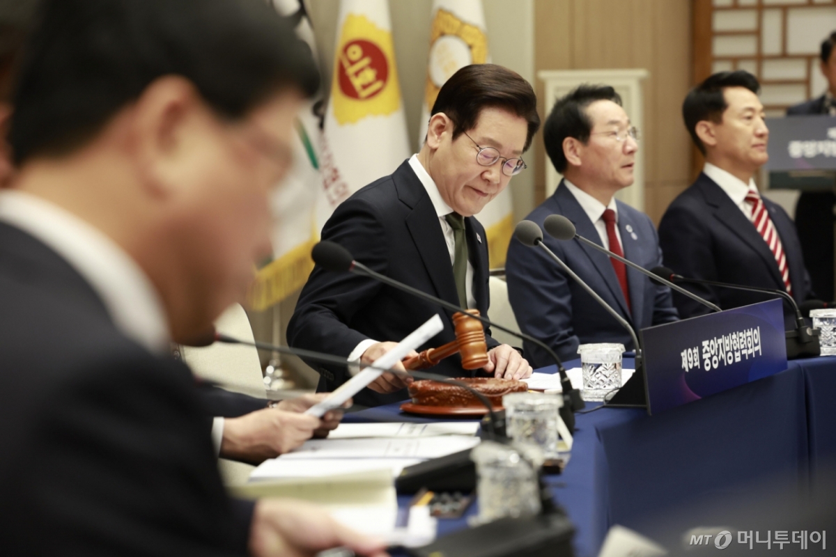 [서울=뉴시스] 최동준 기자 = 이재명 대통령이 12일 서울 용산 대통령실 청사에서 열린 중앙지방협력회의에서 개회 선언을 하고 있다. 2025.11.12. photocdj@newsis.com /사진=최동준