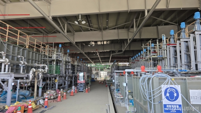 지난달 27일 울산 온산국가산업단지 내 LS MnM EVBM 용매추출동 내부. 생산설비인 '세틀러'(settler) 설치가 상당 부분 진척된 모습. /사진=울산=김도균