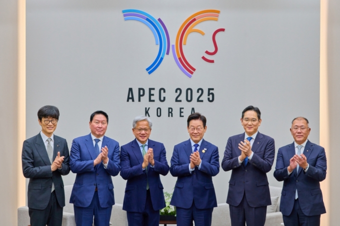 이재명 대통령이 지난달 31일 경북 경주화백컨벤션센터(HICO)에서 젠슨 황 엔비디아 최고경영자(CEO) 접견에 앞서 참석자들과 기념촬영을 하고 있다. 왼쪽부터 이해진 네이버 의장, 최태원 SK그룹 회장, 젠슨 황 엔비디아 최고경영자(CEO), 이 대통령, 이재용 삼성전자 회장, 정의선 현대차그룹 회장. (대통령실 제공. 재판매 및 DB 금지) /사진=뉴스1