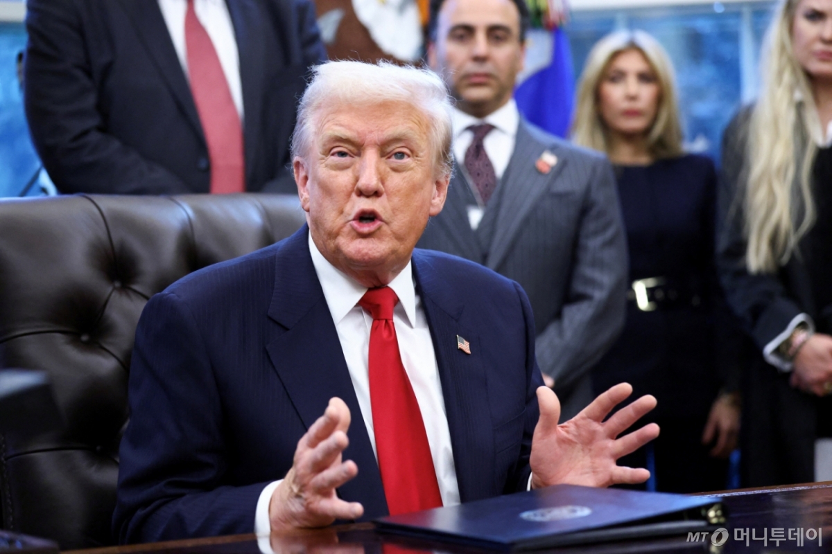 (워싱턴DC 로이터=뉴스1) 류정민 특파원 = 도널드 트럼프 미국 대통령이 10일(현지시간) 워싱턴DC 백악관에서 열린 세르지오 고르 주인도미국대사 임명식에서 발언하고 있다. 2025.11.10. ⓒ 로이터=뉴스1 Copyright © 뉴스1. All rights reserved. 무단 전재 및 재배포, AI학습 이용 금지. /사진=(워싱턴DC 로이터=뉴스1) 류정민 특파원