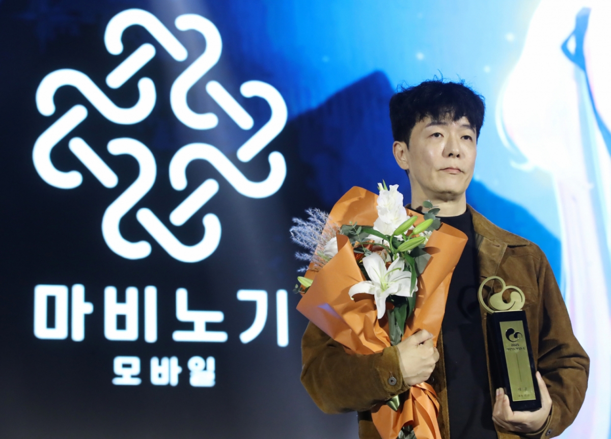 12일 오후 부산 해운대구 벡스코 제2전시장에서 열린 '2025 대한민국 게임대상 시상식'에서 대상인 대통령상을 수상한 '마비노기 모바일'의 제작사 데브캣 김동건 대표가 기념촬영을 하고 있다. Copyright © 뉴스1. All rights reserved. 무단 전재 및 재배포, AI학습 이용 금지. /사진=뉴스1