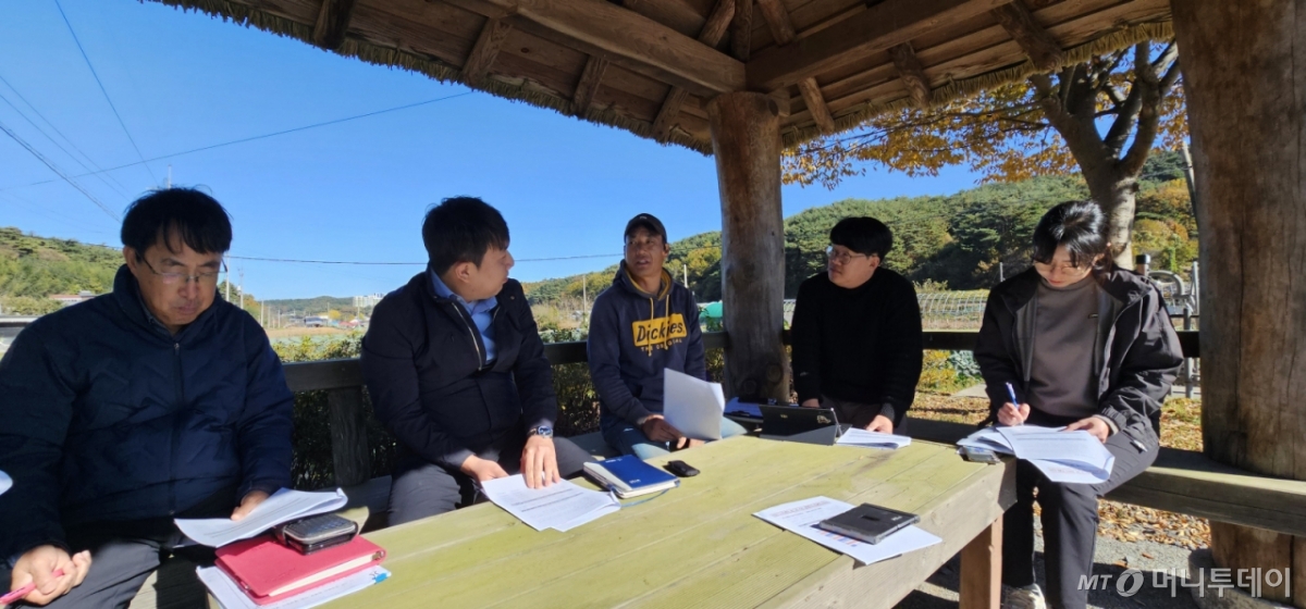 농촌진흥청 'AI기반 경영혁신 전문 컨설팅 지원단' 소속 직원들이 지난 10일 충남 서산시 지곡면 한 농가를 찾아 생강농사와 관련된 다양한 경영진단 및 지술지원 활동을 펼쳤다. 이날 활동에는 농진청 농업경영혁신과 정재원 농업연구사, 이철휘 충남도농업기술원 농업경영팀장, 서화영 충남도농업기술원 양념채소연구소 재배팀장, 석다솜 농진청 전문연구원 등이 참여했다. /사진=정혁수