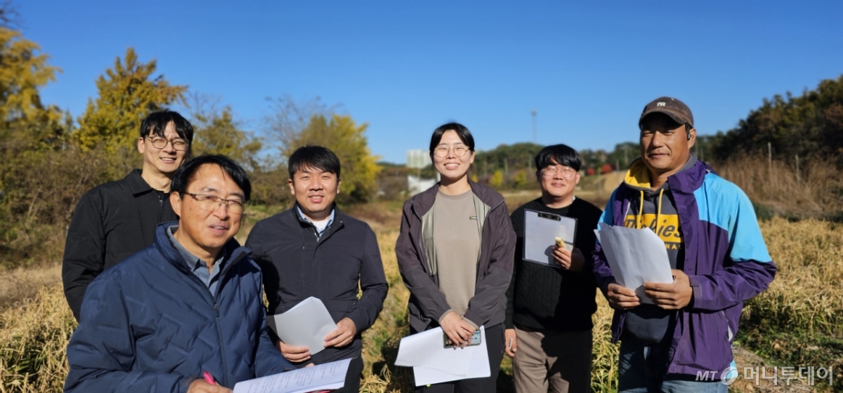 농촌진흥청 'AI기반 경영혁신 전문 컨설팅 지원단' 소속 직원들이 지난 10일 충남 서산시 지곡면 한 농가를 찾아 생강농사와 관련된 다양한 경영진단 및 지술지원 활동을 펼쳤다. 이날 활동에는 농진청 농업경영혁신과 정재원 농업연구사, 이철휘 충남도농업기술원 농업경영팀장, 서화영 충남도농업기술원 양념채소연구소 재배팀장, 석다솜 농진청 전문연구원 등이 참여했다. /사진=정혁수