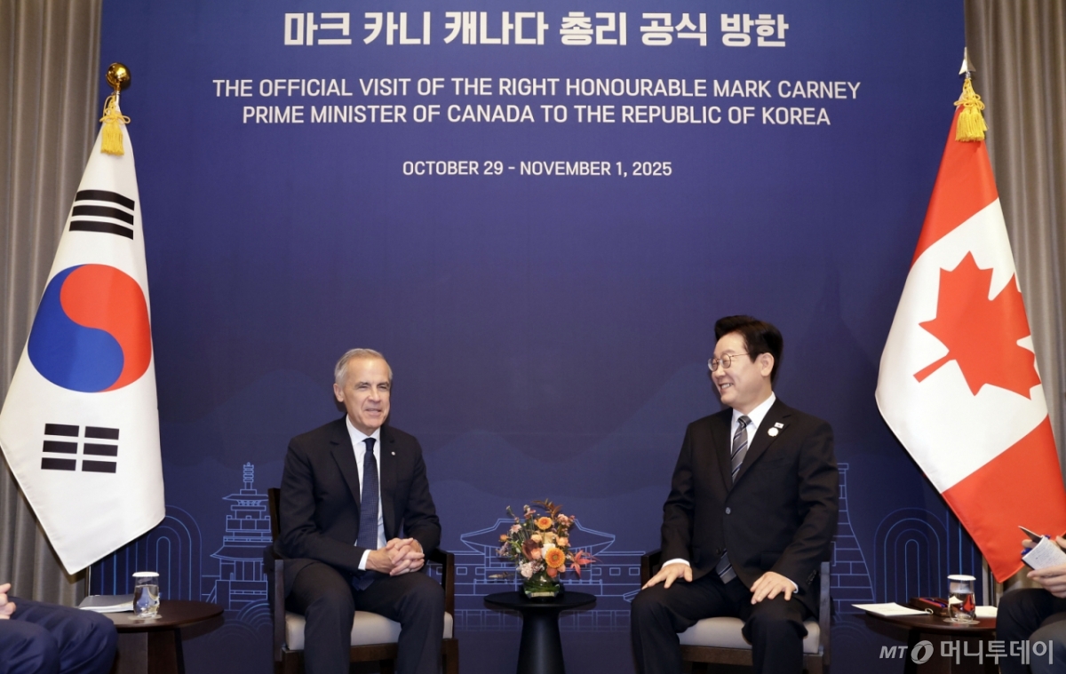이재명 대통령과 마크 카니 캐나다 총리가 지난 10월30일 경북 경주시 한 호텔에서 한-캐나다 정상회담을 하고 있다. / 사진=뉴시스