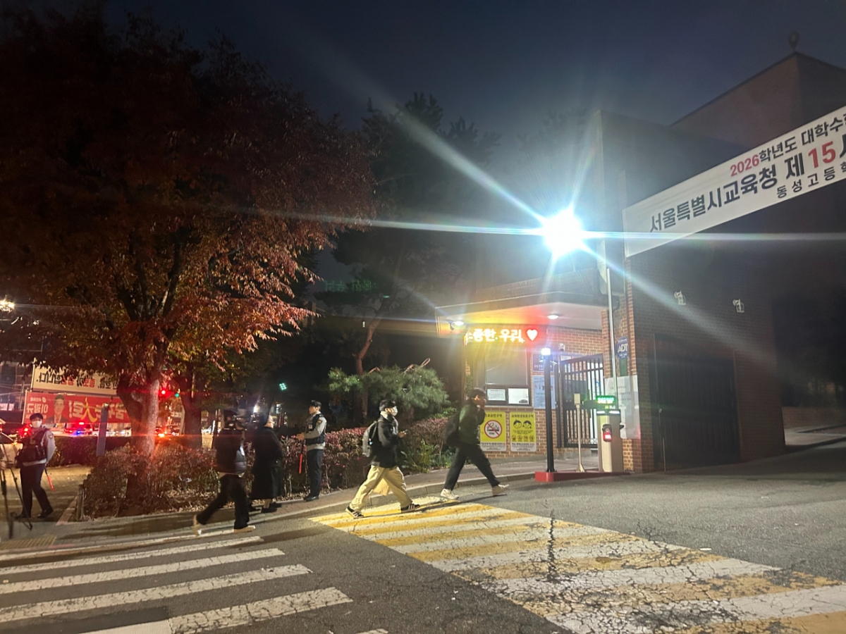 13일 오전 2026학년도 대학수학능력시험을 보기 위해 서울 종로구 동성고등학교로 수험생들이 등교하고 있는 모습. /사진=김지현 기자.