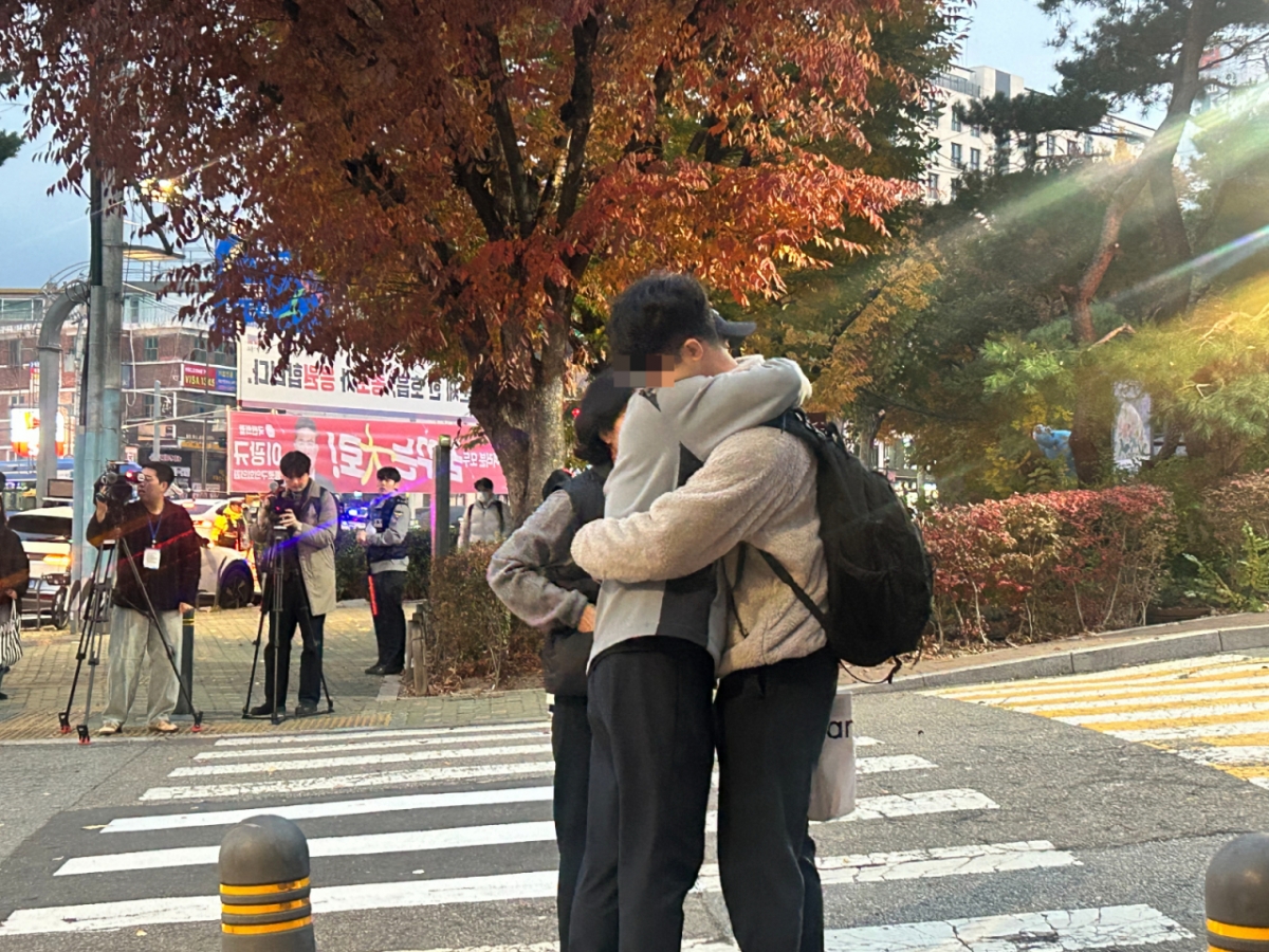 13일 오전 서울 종로구 동성고등학교 앞에서 수험생과 학부모가 포옹을 나누는 모습. /사진=김지현 기자.