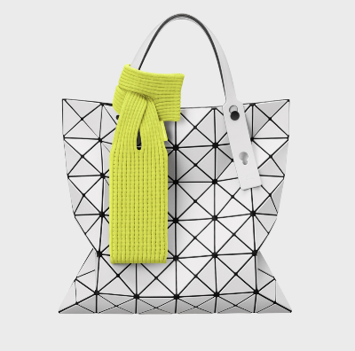 애플이 오는 14일(현지시간) 이세이 미야케와 협업한 '아이폰 포켓'을 출시한다. 천 주머니에 아이폰을 넣고 어깨나 팔에 걸거나 가방에 묶을 수 있도록 디자인했다. 줄이 짧은 건 149.95달러(한화 약 22만원), 줄이 긴 건 229.95달러(한화 약 34만원)다. /사진=애플 홈페이지