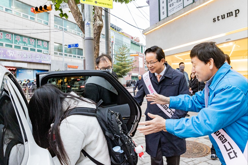 문래역 인근에서 최호권 영등포구청장과 구청 관계자, 운전봉사자가 수험장으로 향하는 수험생을 차량에 탑승하게 하고 있다. /사진제공=영등포구청.