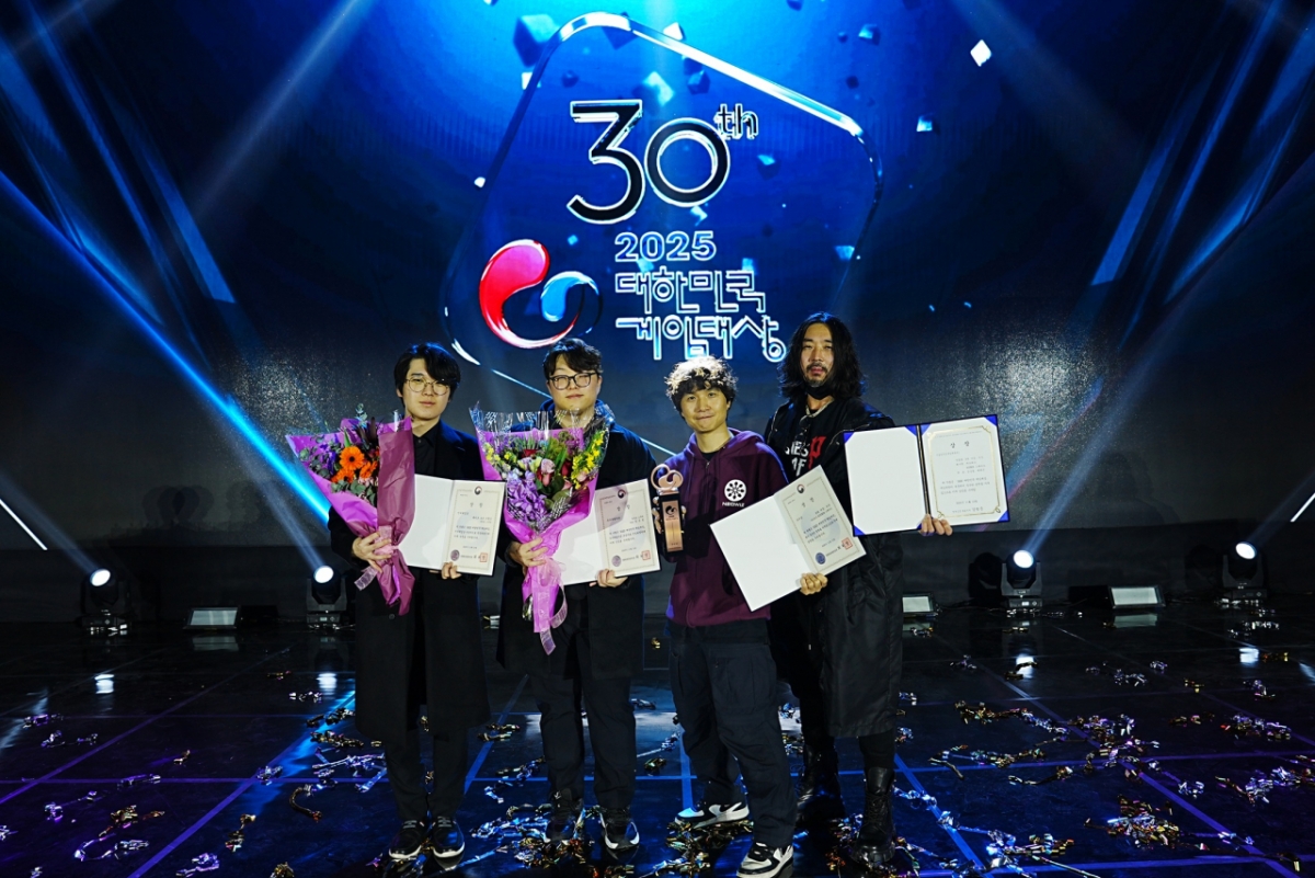 리자드 스무디 심은섭 대표, 강기표 이사, 네오위즈 산하 라운드8 스튜디오 최지원 디렉터, 차병준 아트실장이 2025 대한민국게임대상에서 수상 기념 단체사진을 찍고 있다./사진=네오위즈