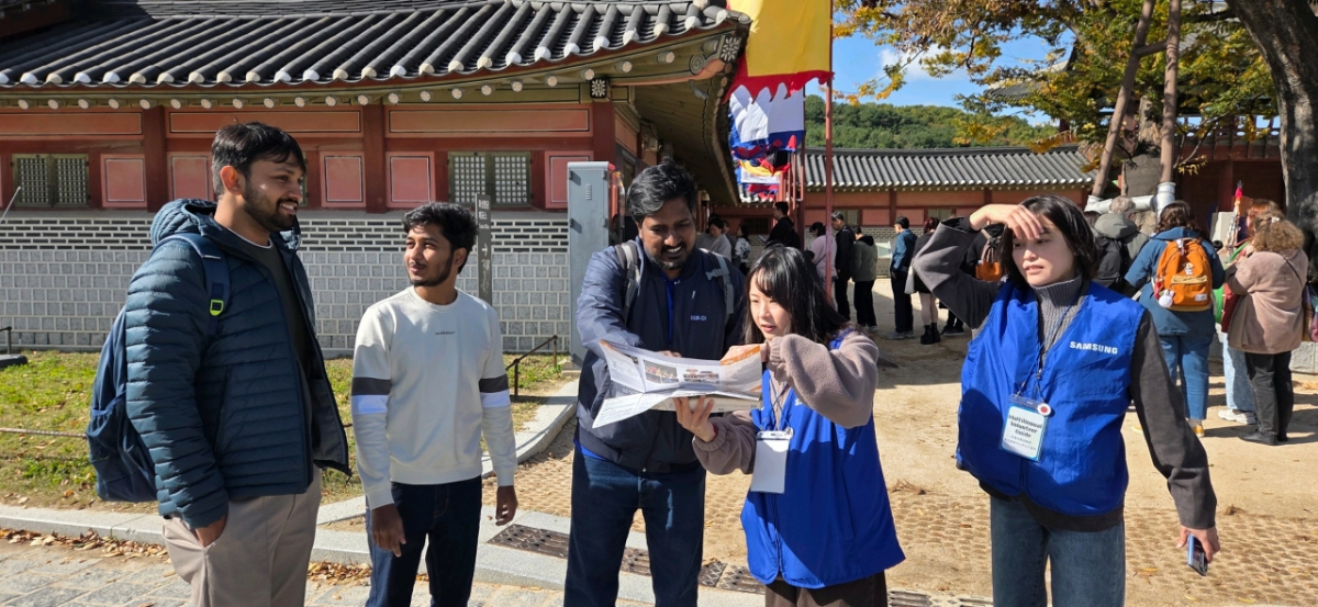 삼성전자 임직원들이 11월 6일 유기견 보호소를 찾아 산책, 견사 청소 등 봉사를 진행했다. /사진제공=삼성