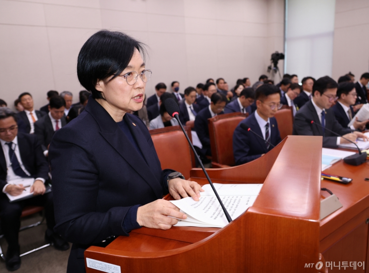 [서울=뉴시스] 김금보 기자 = 한성숙 중소벤처기업부 장관이 11일 서울 여의도 국회에서 열린 산업통상자원중소벤처기업위원회 전체회의에서 예산안 제안설명을 하고 있다. 2025.11.11. /사진=김금보
