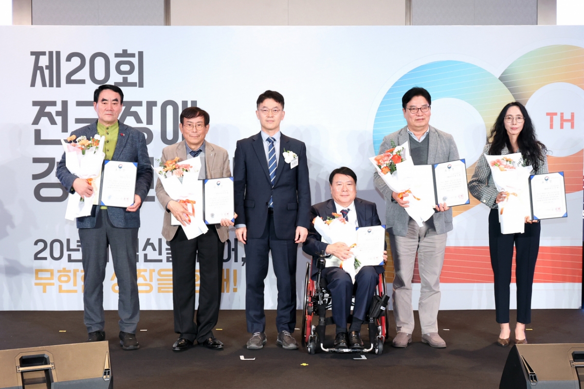 이대건 중기부 소상공인정책관(왼쪽에서 3번째)이 시상자들과 기념촬영을 하고 있다./사진=장애인기업종합지원센터 제공. 