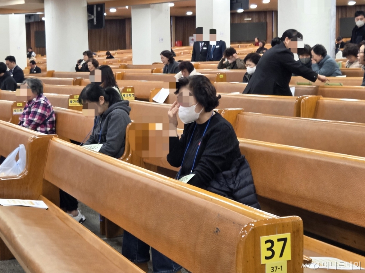 여의도순복음교회에서 열린 수능기도회에서 가족들이 기도하는 모습. 한 학부모가 기도 도중 눈물을 훔치기도 했다./사진=김서현 기자.