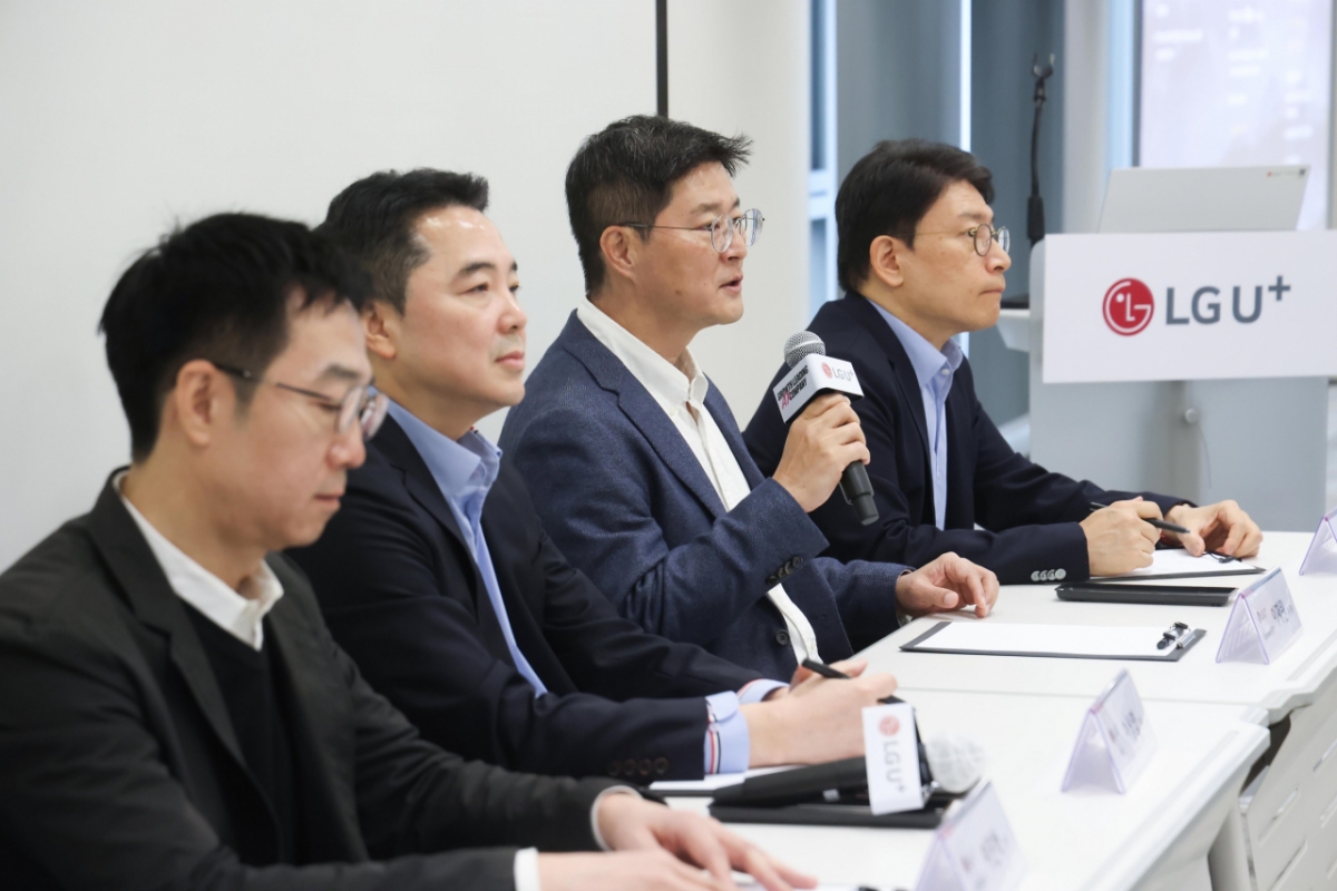(왼쪽부터) 이진혁 익시오개발테스크(상무), 이상엽 CTO(전무), 이재원 컨슈머부문장(부사장), 최윤호 AI 에이전트추진그룹장(상무)이 기자들과 질의응답을 진행하고 있다. /사진=LG유플러스