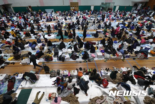 2017년 11월15일 경북 포항에서 규모 5.4의 지진이 발생하면서 이재민들이 북구 흥해실내체육관에 머무는 모습./사진=뉴시스 