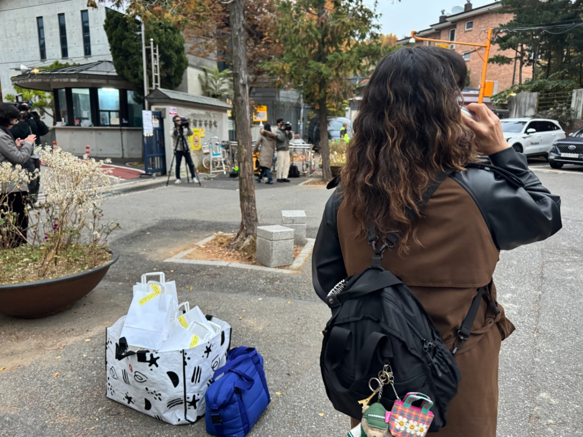 13일 오전 서울 종로구 경복고등학교 앞에서 서울자동차고등학교 교사 김선미씨가 간식을 챙겨 제자들을 기다리고 있다./사진=최문혁 기자.