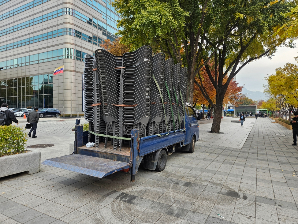 13일 오전 서울 종로구 동화면세점 앞에서 오후 7시에 열릴 '국민 저항 기도회'에 쓰일 플라스틱 의자. 주최 측인 대국본은 수능 마감 시간 이후에 기도회를 진행해 방해를 최소화하겠다는 방침이다./사진=박상혁 기자.  