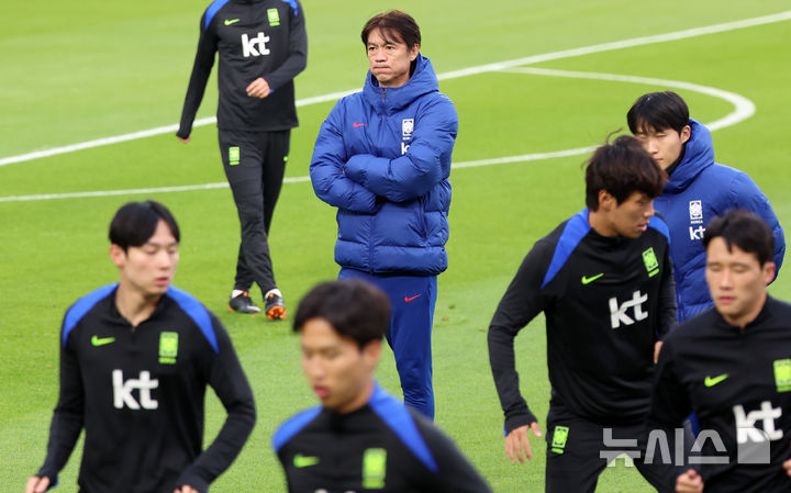 홍명보(가운데) 감독이 선수들 훈련 모습을 바라보고 있다. /사진=뉴시스