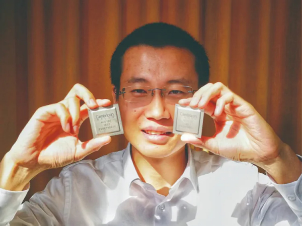 캠브리콘 1A를 들고 있는 천텐스 캠브리콘 창업자/사진=중국 인터넷 