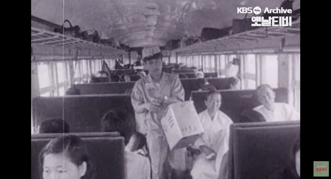 25년 전인 2000년 11월 14일 값싼 이용료로 장거리 이동하려는 서민들의 발이 돼 준 완행열차 비둘기호가 마지막 운행을 끝냈다. /사진=유튜브 채널 '옛날티비 : KBS Archive' 캡처